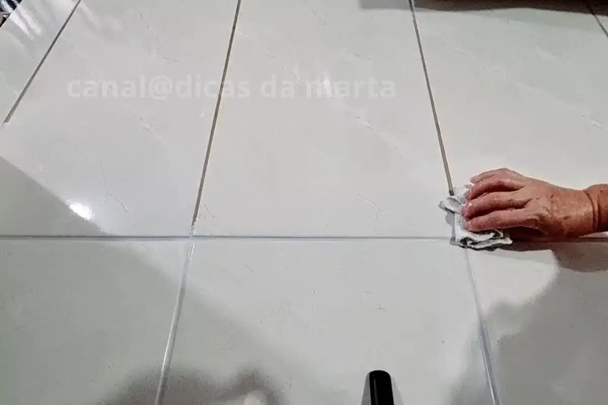 Como limpar rejunte do piso: misturinha tira todo encardido sem fazer esforço