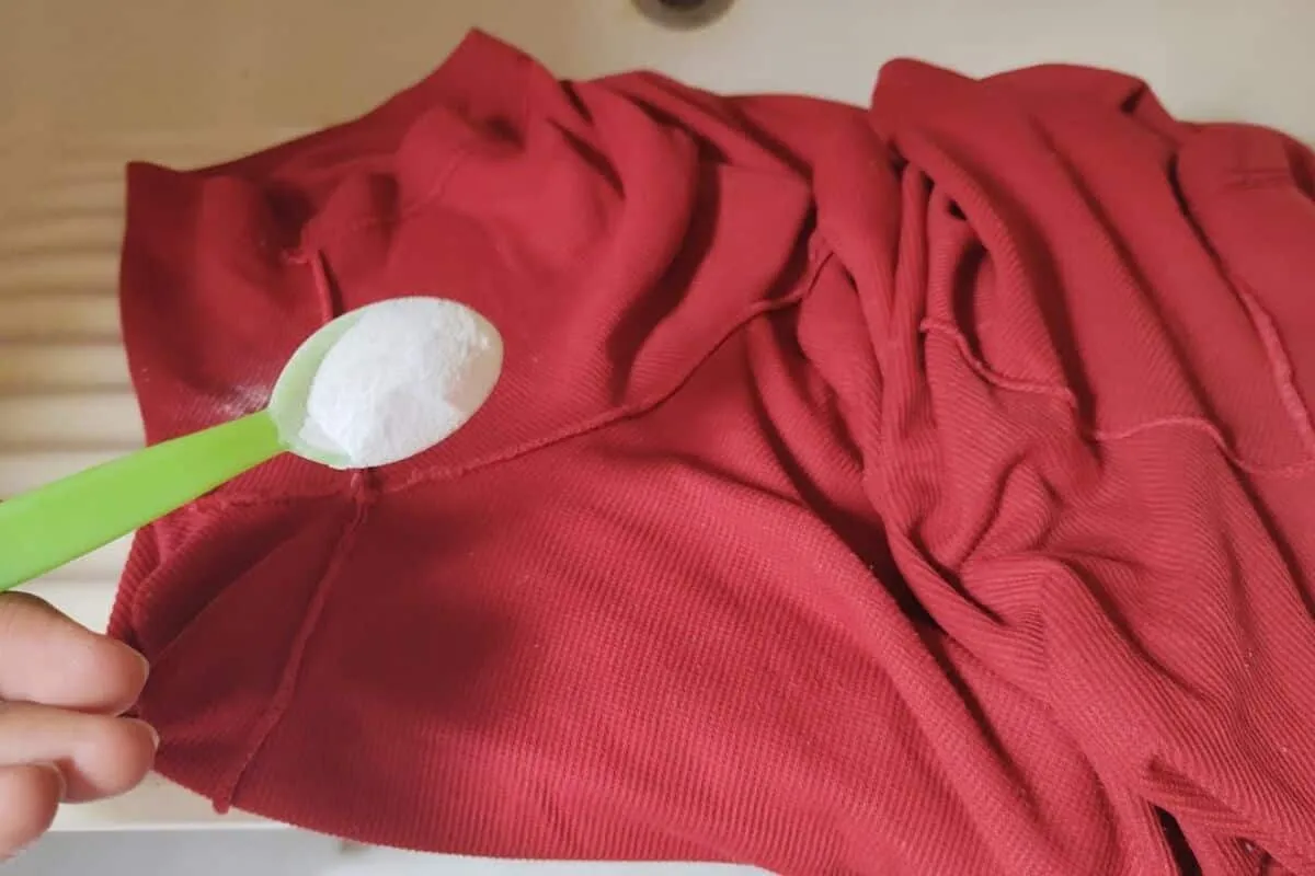 Como tirar cheiro de suor da roupa: não precisa ficar lavando o dia todo