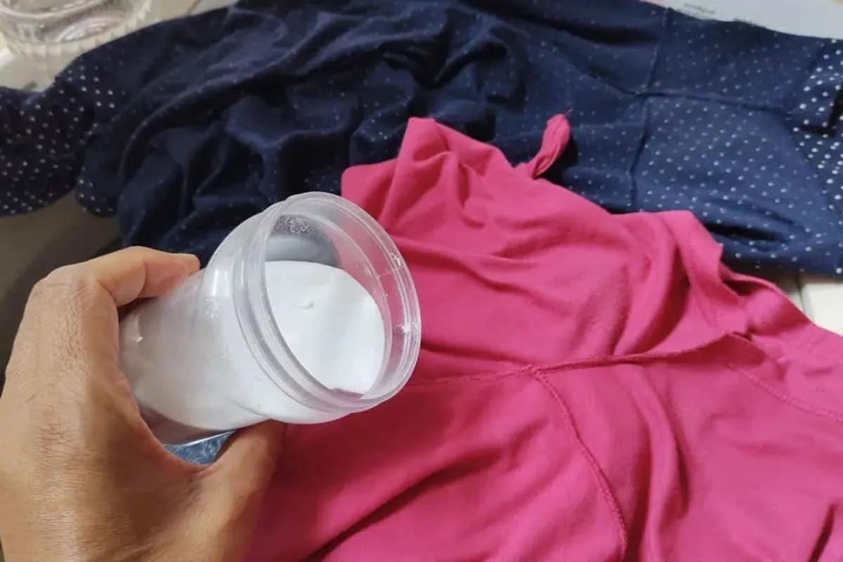 Como tirar cheiro de suor da roupa sem precisa esfregar o dia todo e sem desbotar