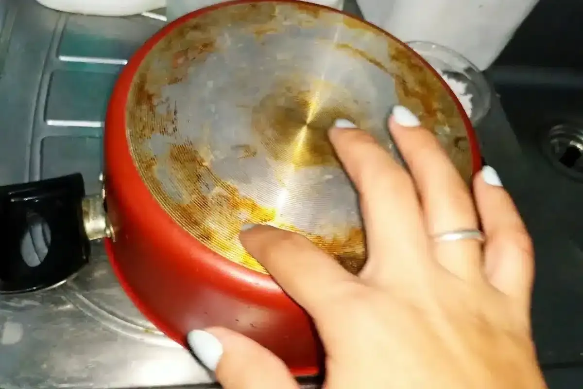 Como tirar gordura da panela que queimou na hora de fazer o almoço