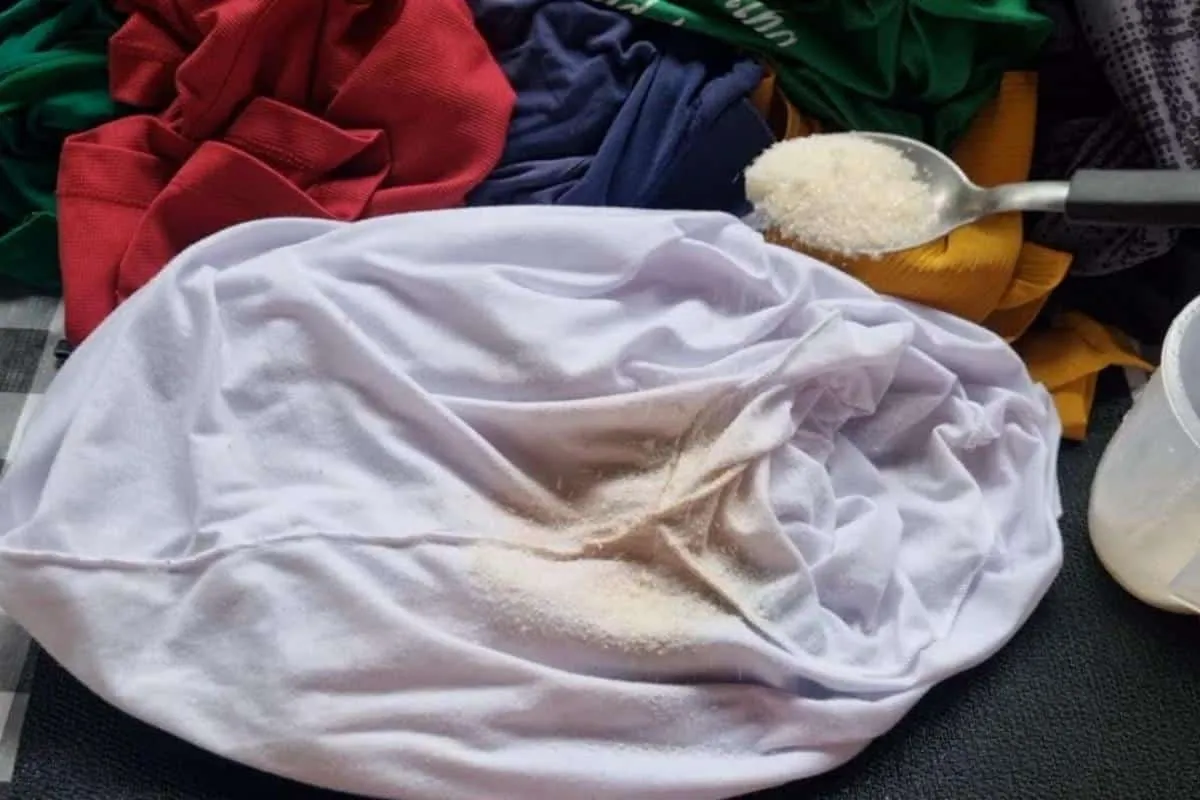 Como tirar mancha de desodorante de roupa branca e colorida bem rapidinho