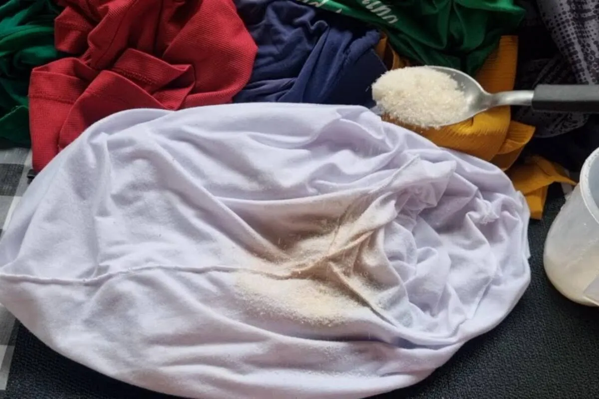 Como tirar mancha de desodorante de roupas brancas e coloridas sem desbotar