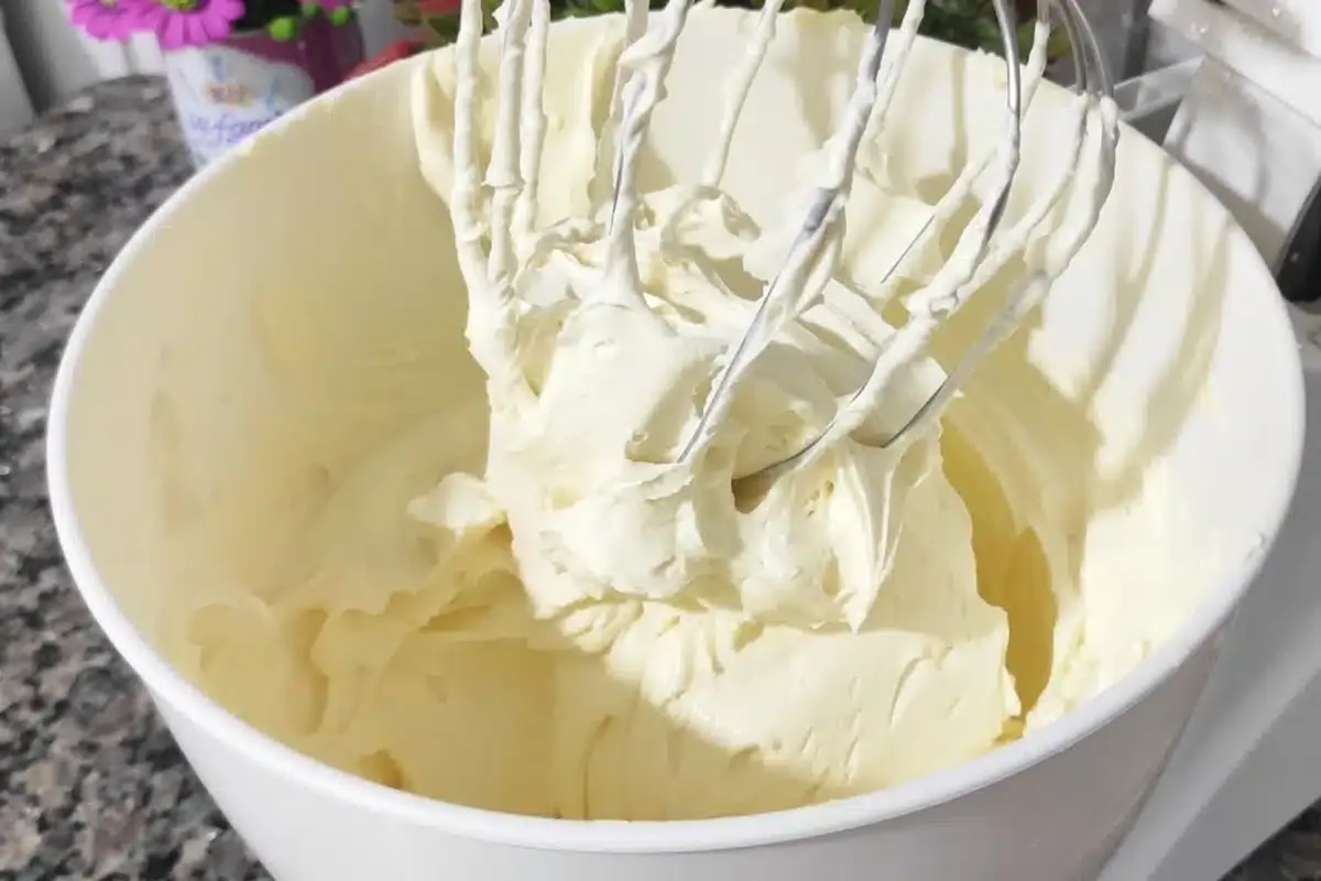 Confeiteira profissional dá todas as dicas para você fazer um recheio de leite ninho perfeito