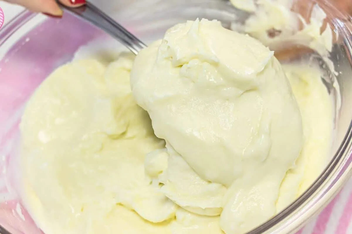 Confeiteira profissional vai ensinar um creme perfeito para usar em recheio de bolo de festa