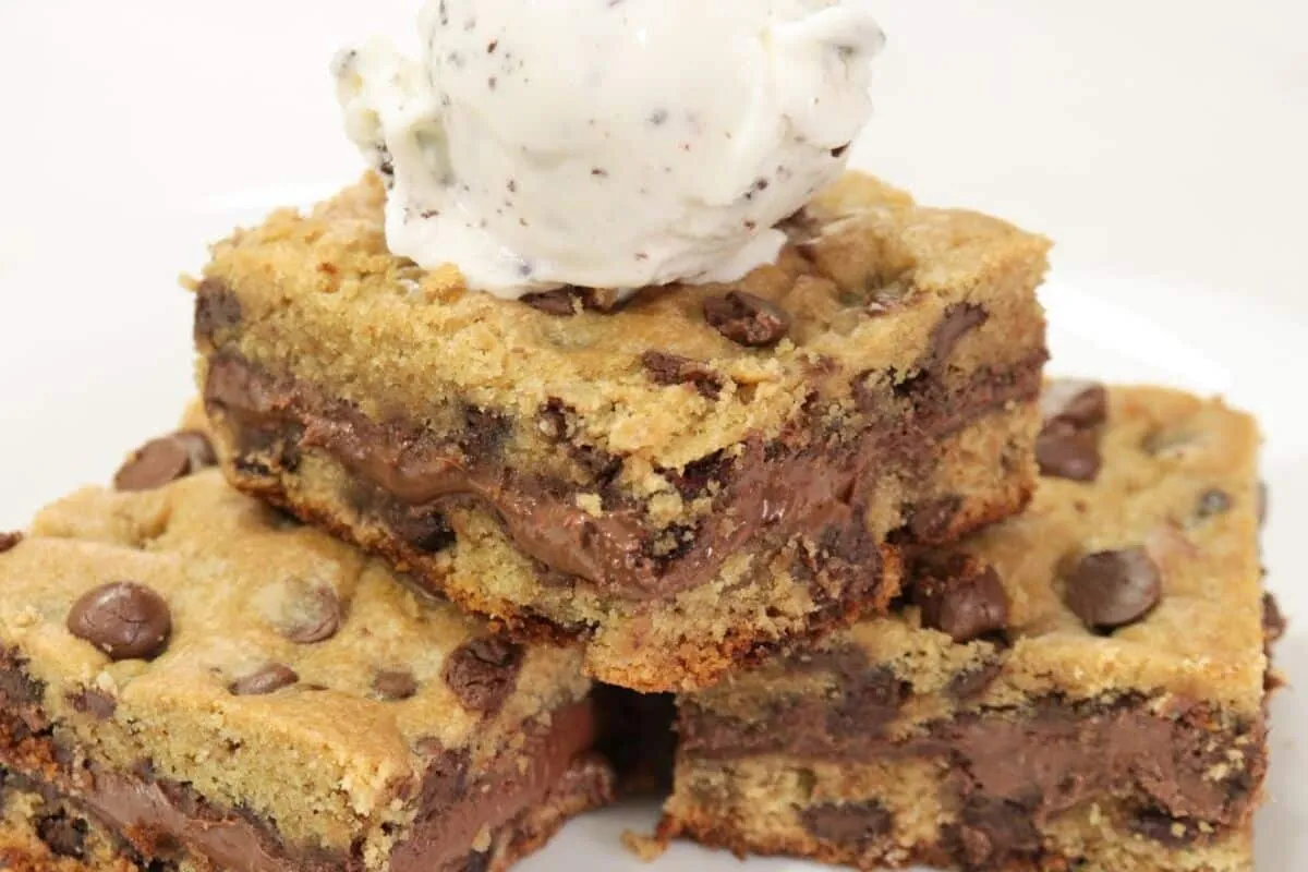 Cookie de travessa que já sai recheado do forno, para você servir morno com uma bola de sorvete