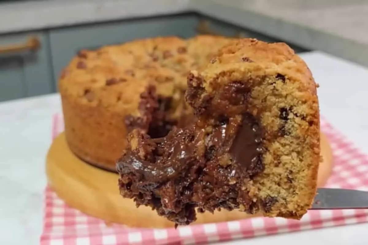 Cookie gigante com recheio cremoso feito em casa de um jeito fácil e delicioso