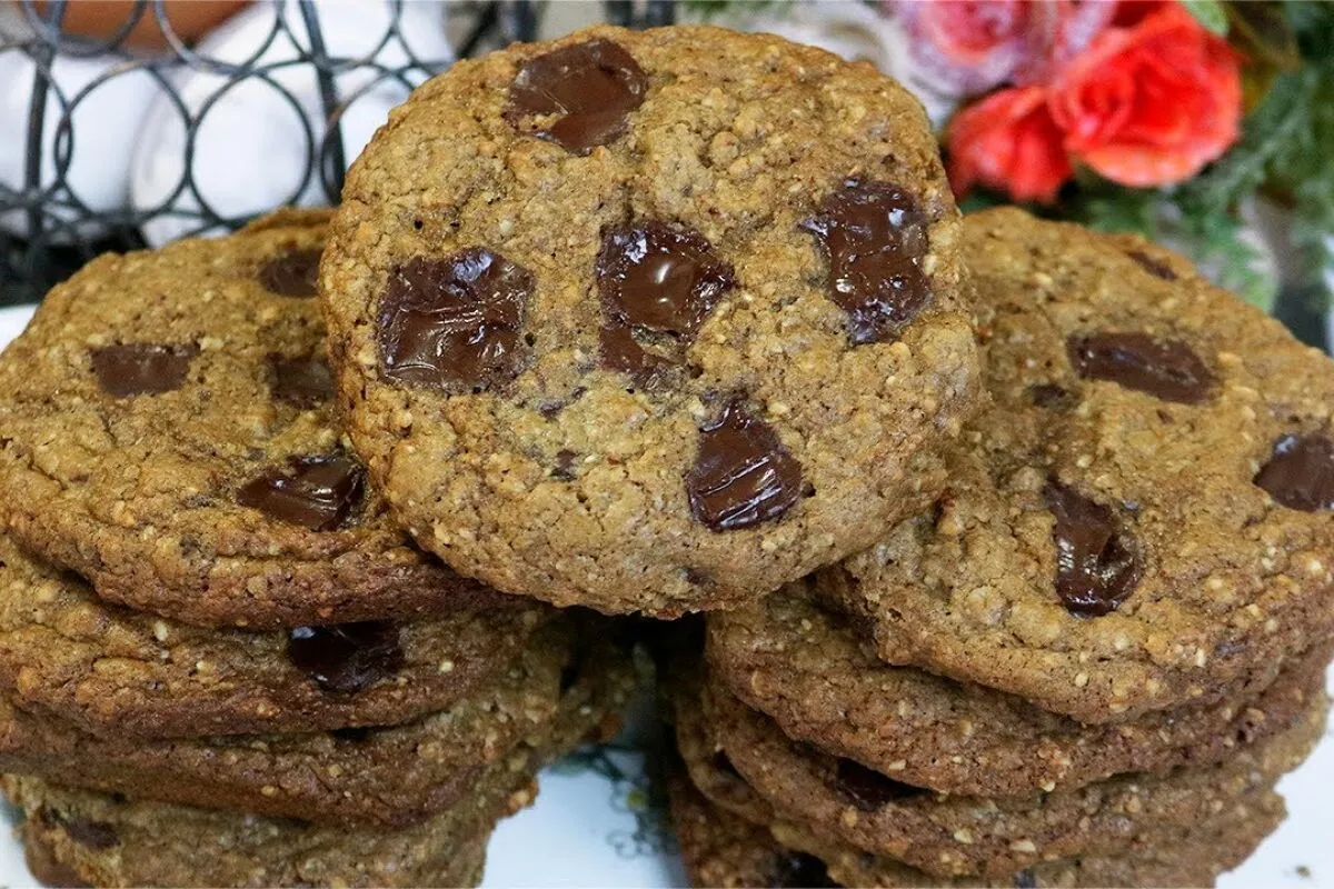 Cookie sem glúten crocante por fora e macio por dentro perfeito para qualquer hora do dia