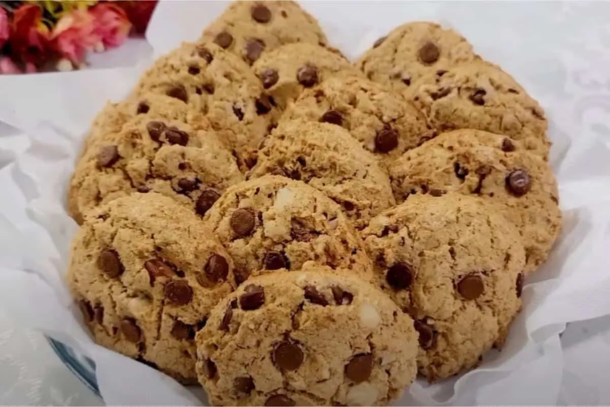 Cookies de aveia crocantes por fora, macios por dentro e cheios de sabor caseiro