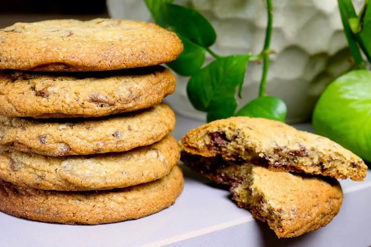 Cookies de chocolate caseiros que ficam desmanchando por dentro e crocantes por fora