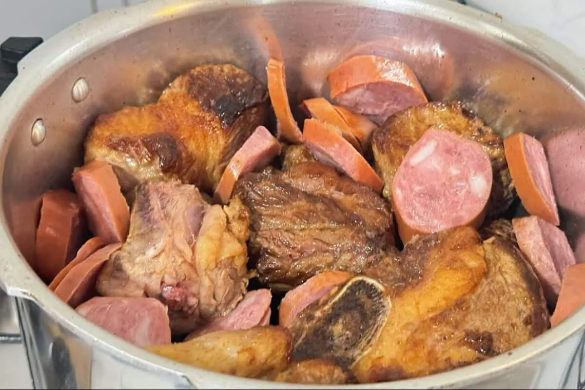 Costela assada na panela de pressão: costela assada com linguiça, receita fácil e saborosa