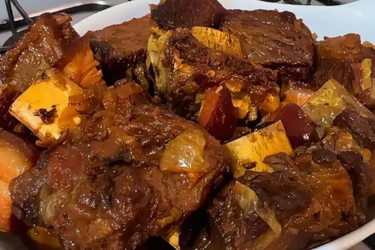 Costela assada na panela: muito suculenta e sai da panela soltando do osso