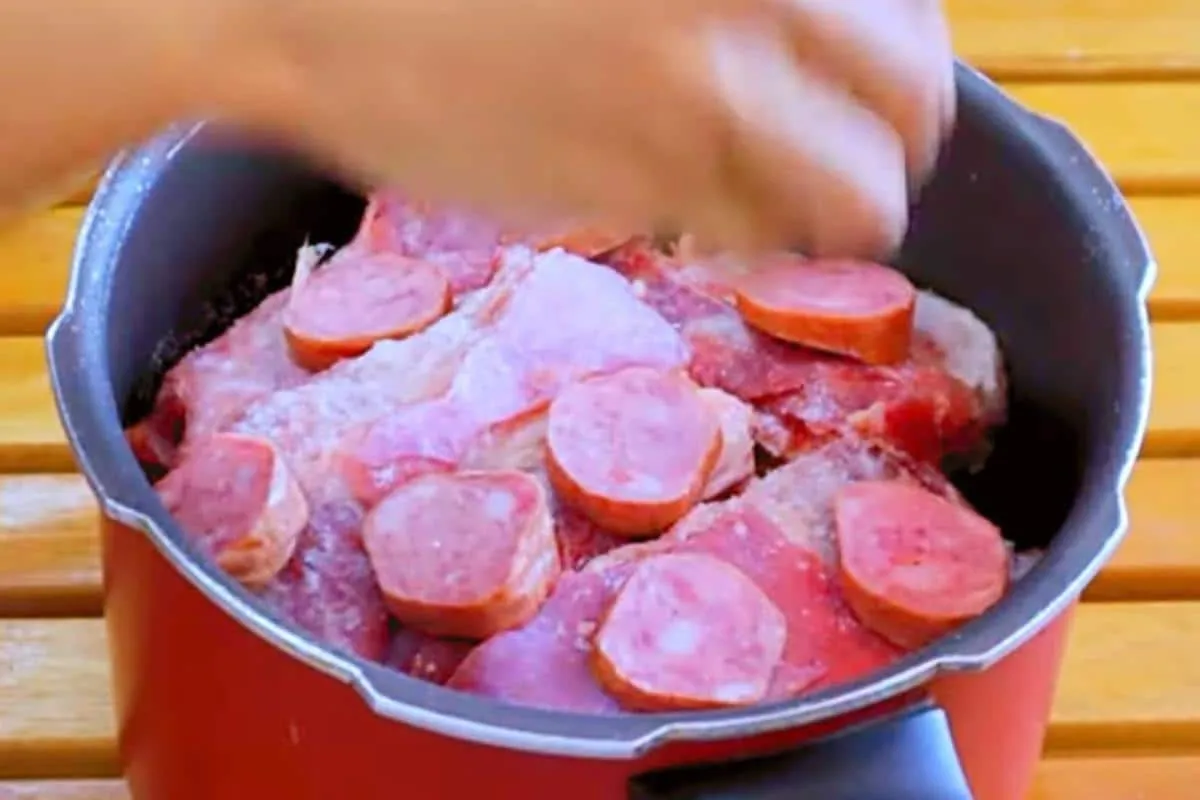 Costela assada na panela que fica super saborosa que solta do osso depois de pronta