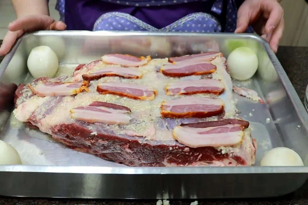 Costela assada no forno de um jeito que desmancha e solta do osso