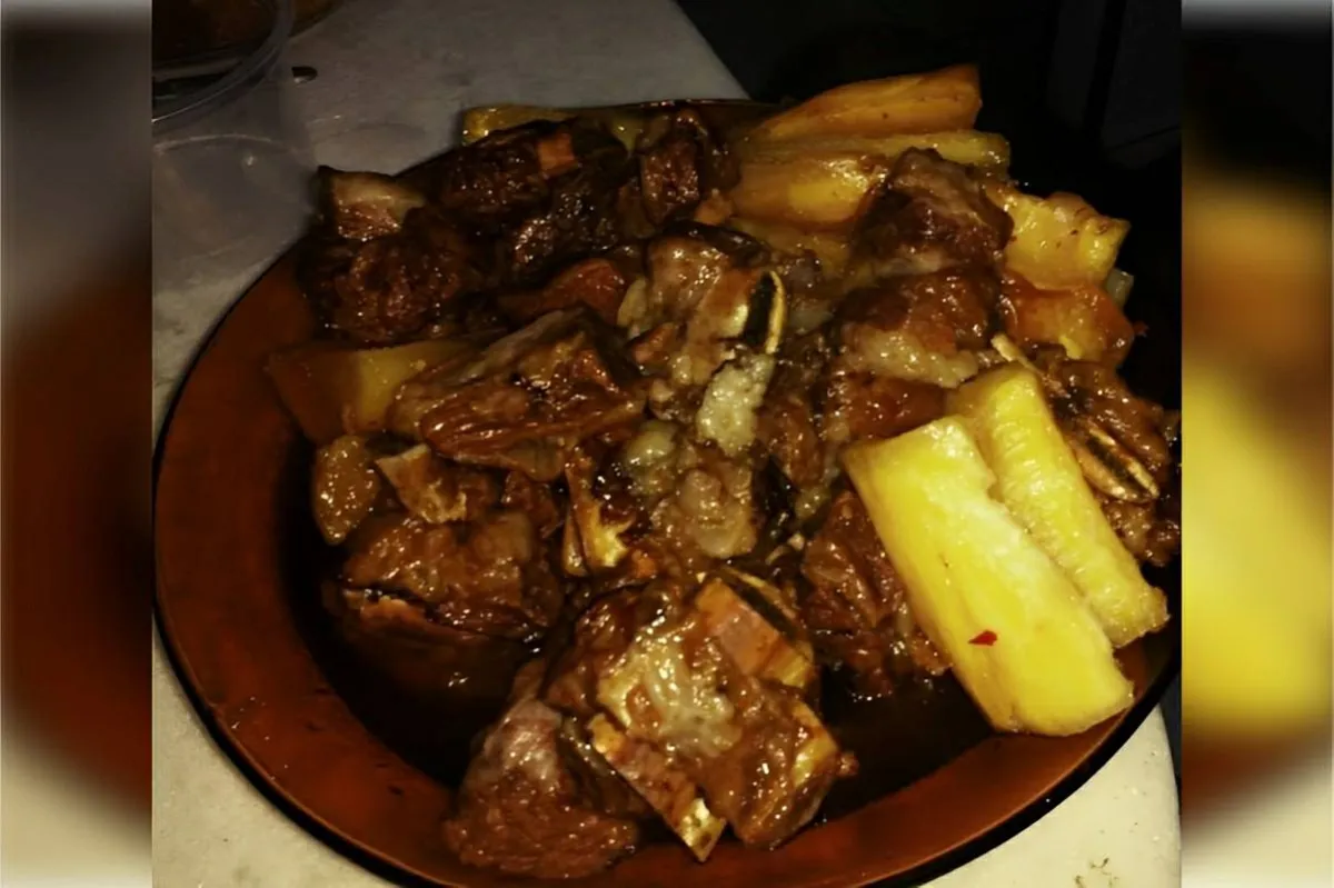 Costela com mandioca suculenta e saborosa para o almoço em família