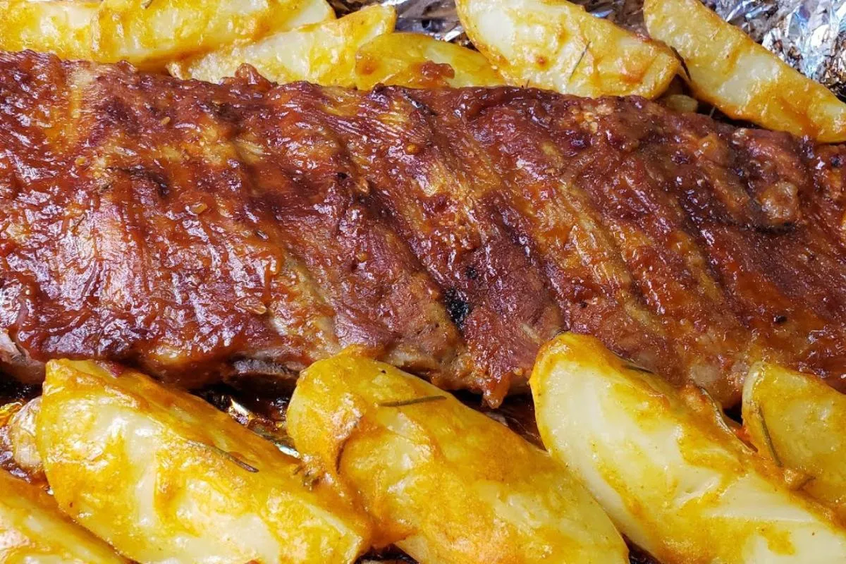 Costela de porco com molho barbecue e batata corada para você arrasar no almoço de domingo
