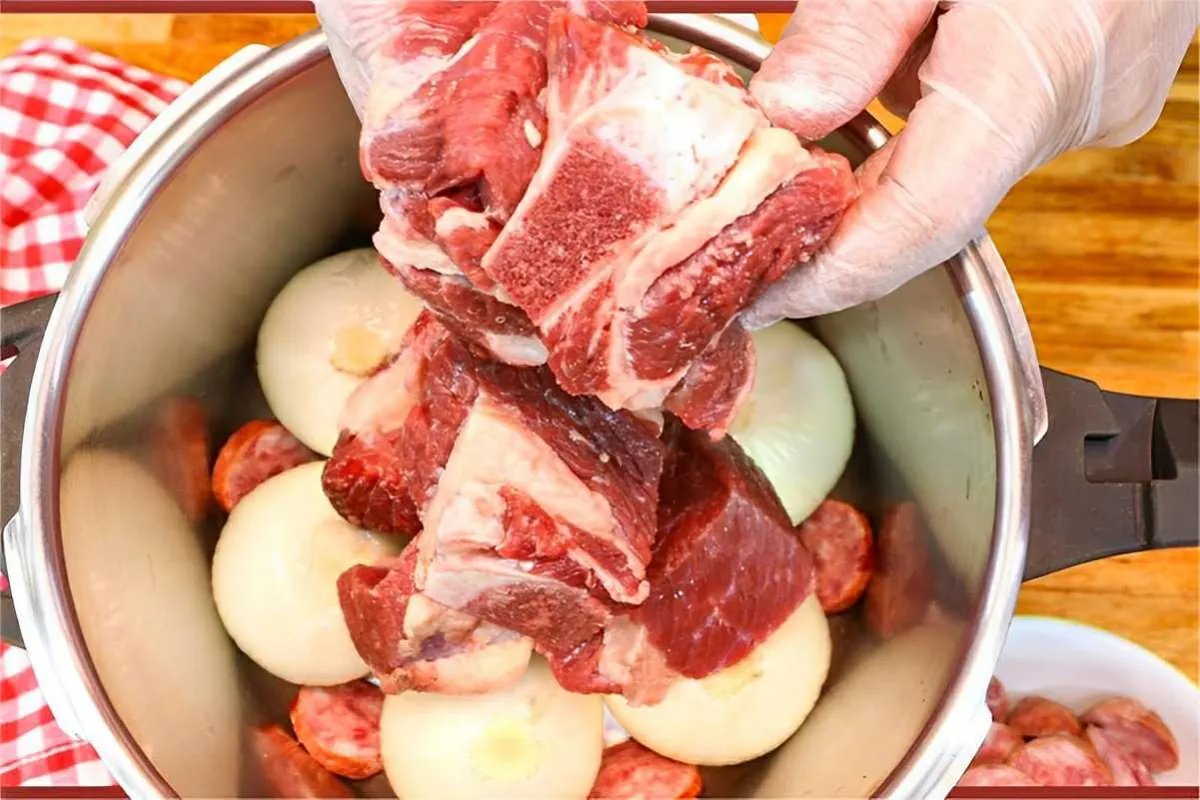 Costela na panela de pressão cozida sem água tão macia que desmancha no garfo
