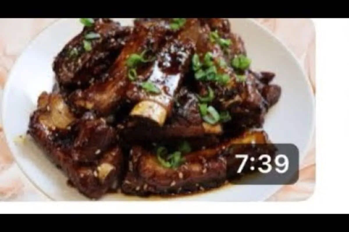 Costelinha caramelizada soltando do osso, com um segredo especial no preparo