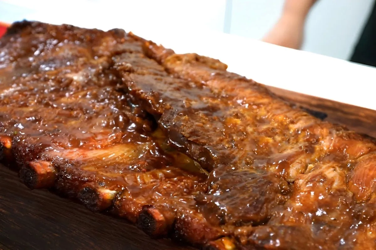 Costelinha com barbecue soltando do osso perfeita para fazer no feriado