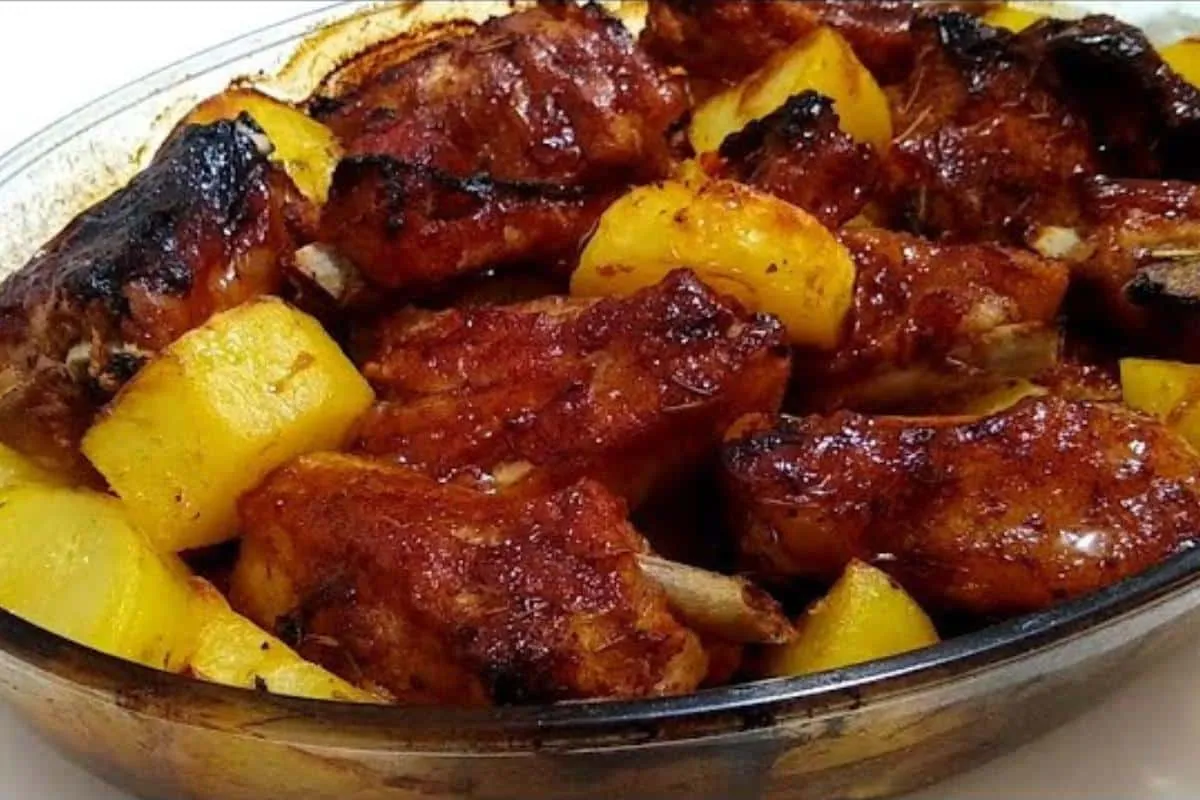 Costelinha de porco assada com batata que fica muito suculenta e saborosa