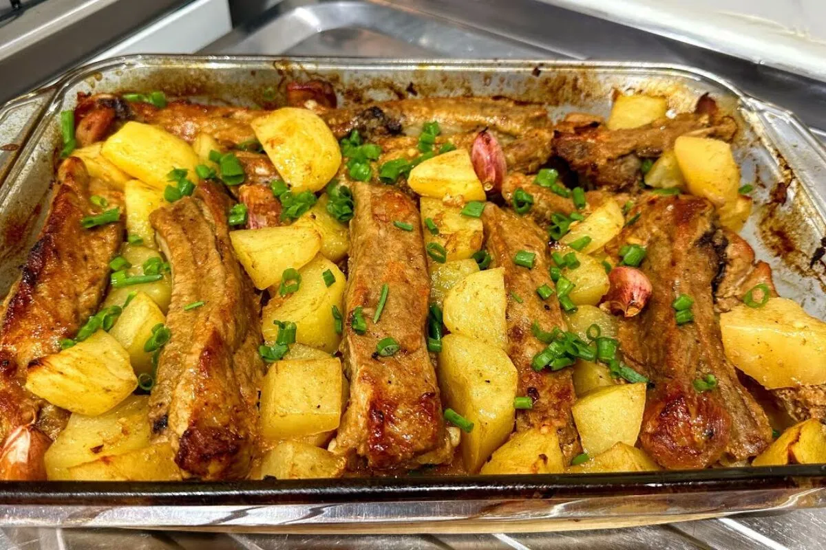 Costelinha de porco assada com batatas no forno, que fica desmanchando e super saborosa