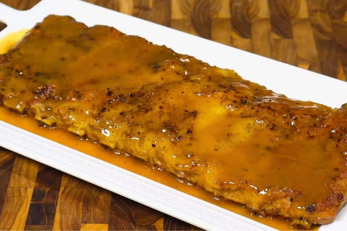 Costelinha de porco assada e suculenta: aprenda a preparar essa carne douradinha e muito saborosa para o seu almoço
