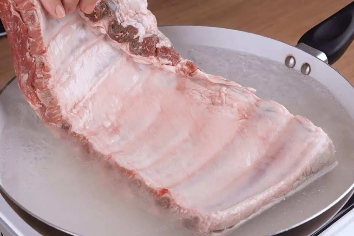 Costelinha de porco de restaurante com uma técnica especial para preparar