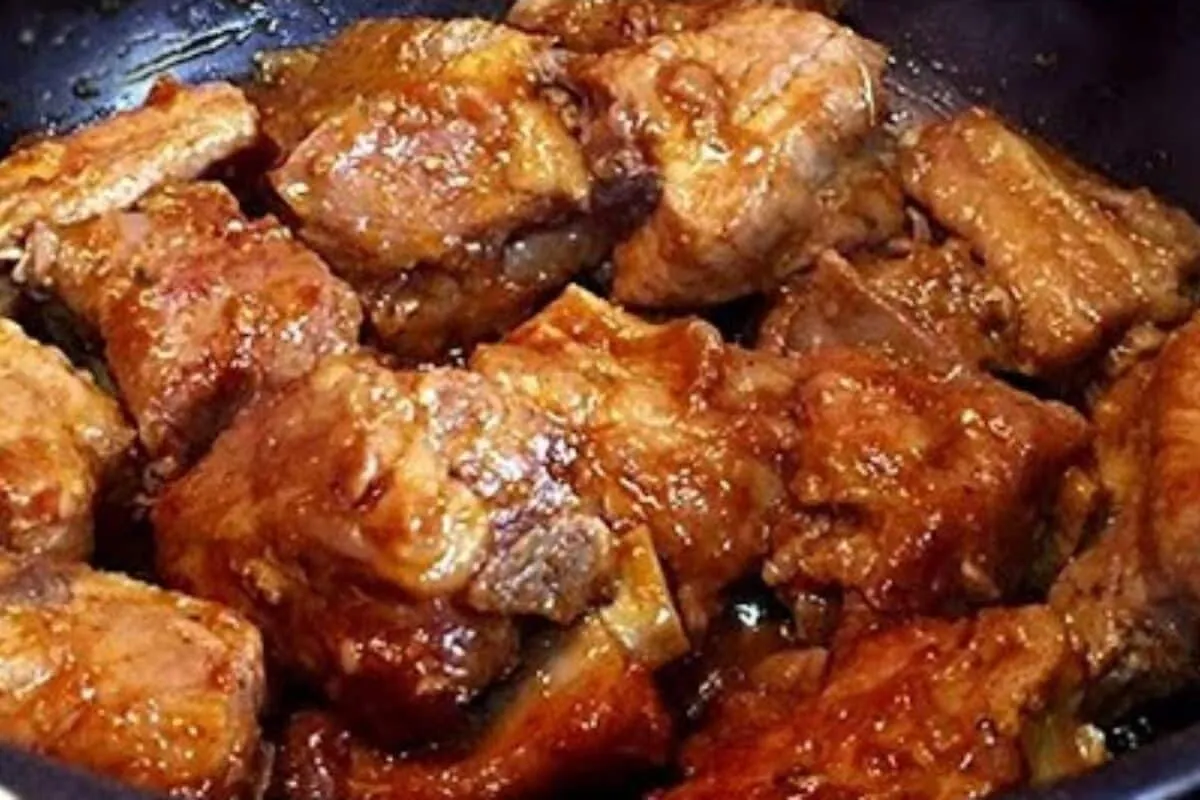 Costelinha de porco frita e muito suculenta, que fica com um sabor delicioso de lamber os dedos
