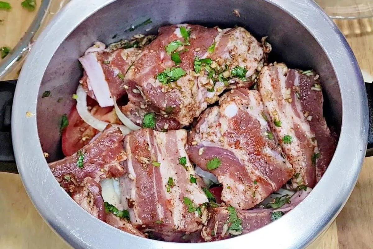 Costelinha de porco na pressão super saborosa e suculenta de um jeito super fácil de fazer