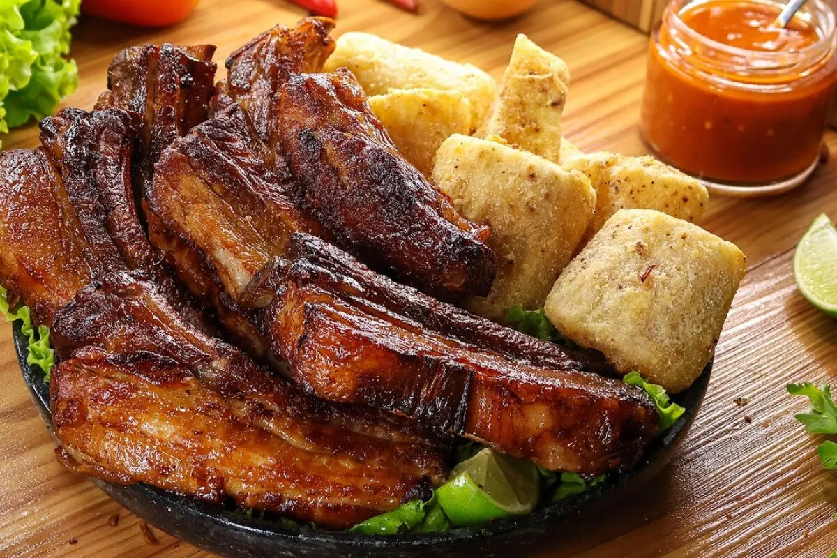 Costelinha mineira de boteco com mandioca, feita de um jeito diferente, que fica muito suculenta