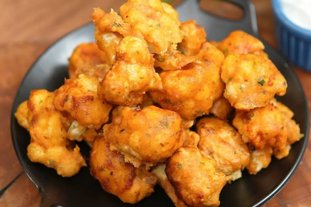 Couve flor a milanesa na air-fryer com molho de queijo que fica maravilhoso