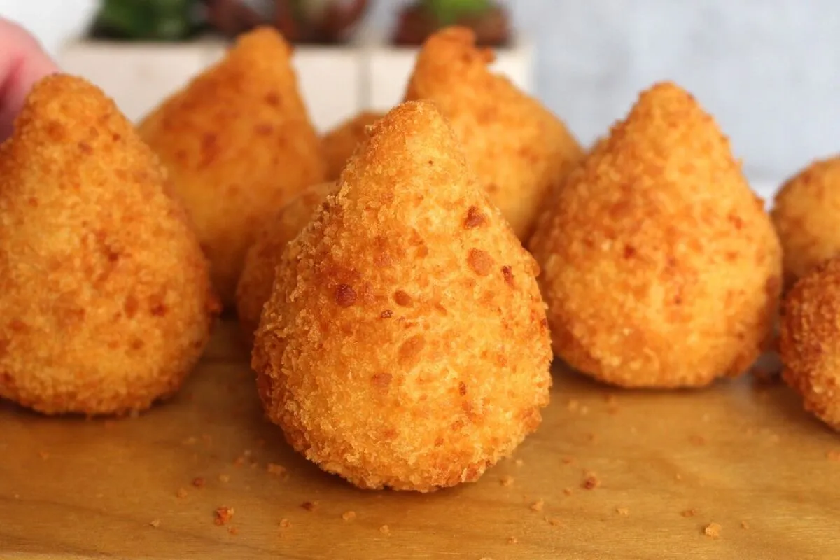 Coxinha com massa de batata deliciosa para servir como salgadinho no seu réveillon