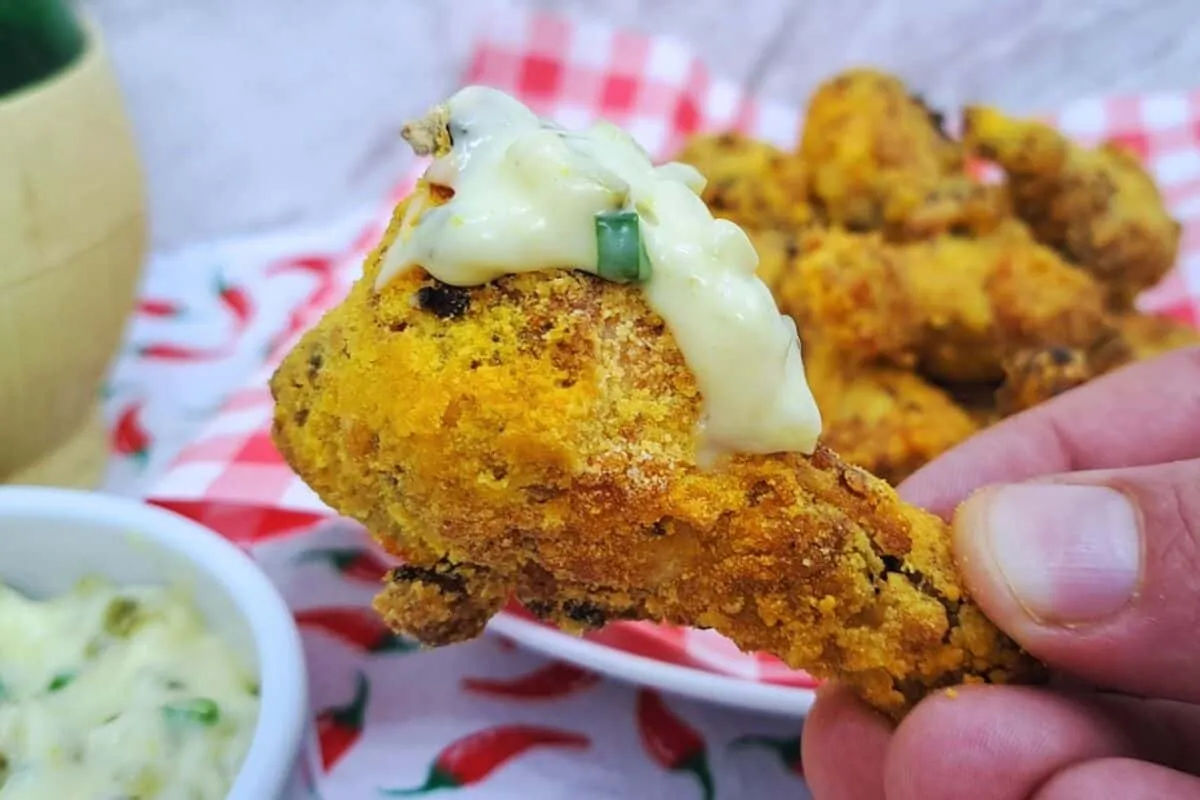 Coxinha da asa empanada com fubá na air fryer que fica super sequinha e deliciosa para o seu petisco