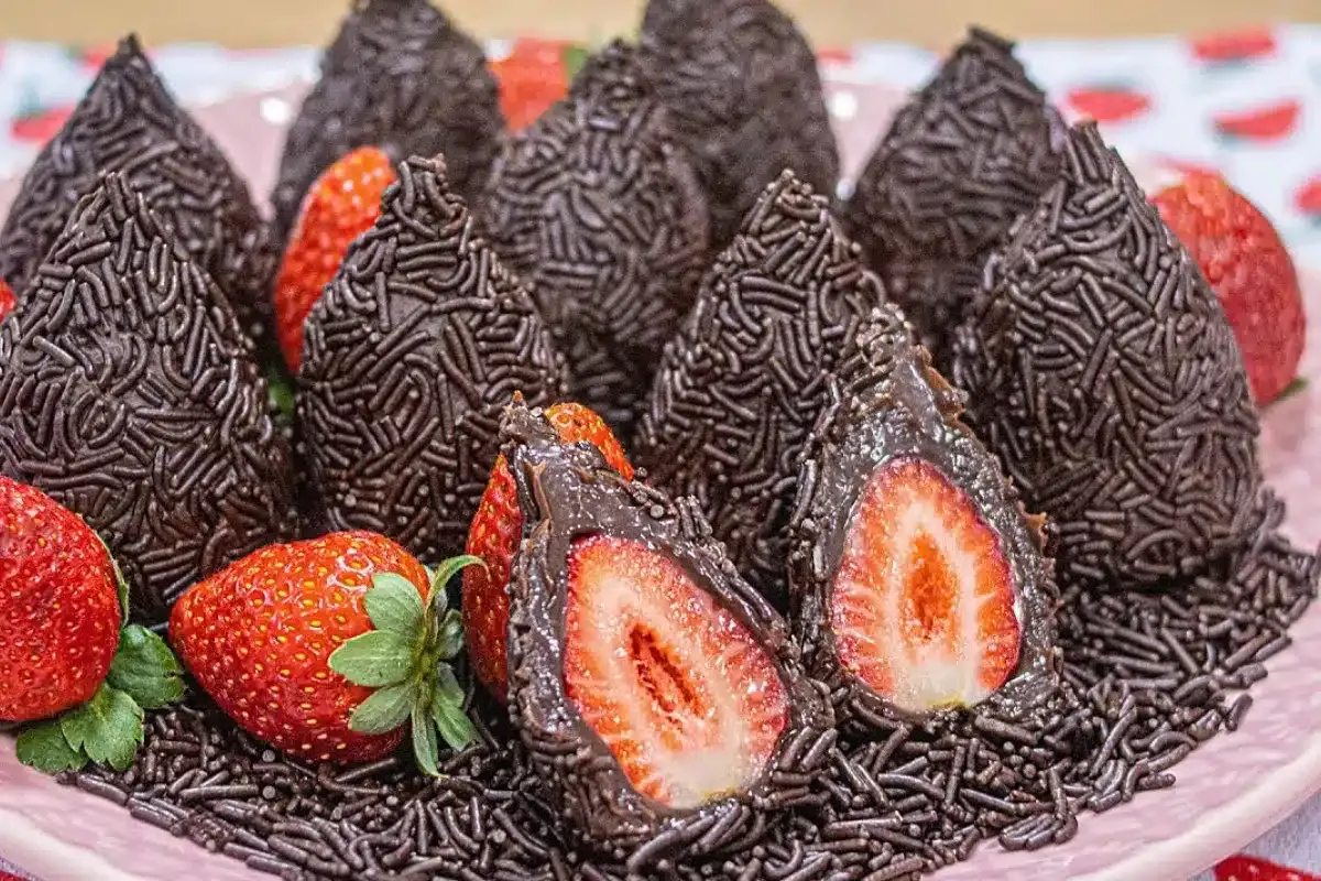 Coxinha de brigadeiro com morangos: o doce que une duas paixões em uma receita criativa e irresistível
