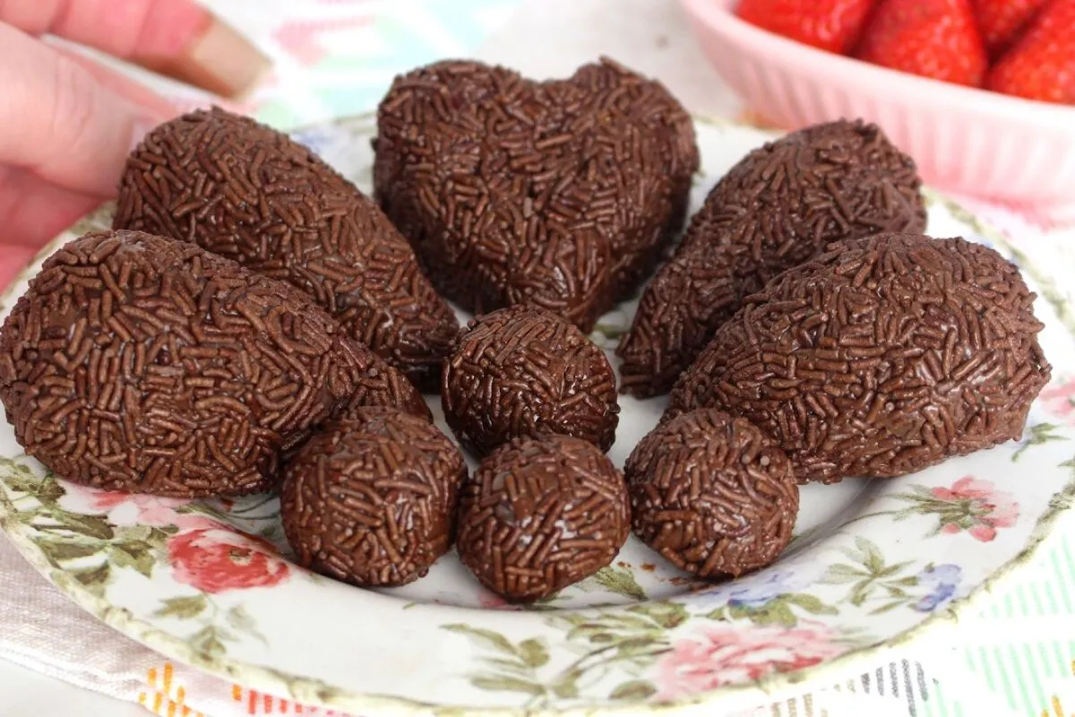 Coxinha de brigadeiro recheada com morango cremosa e perfeita para festas e lembrancinhas
