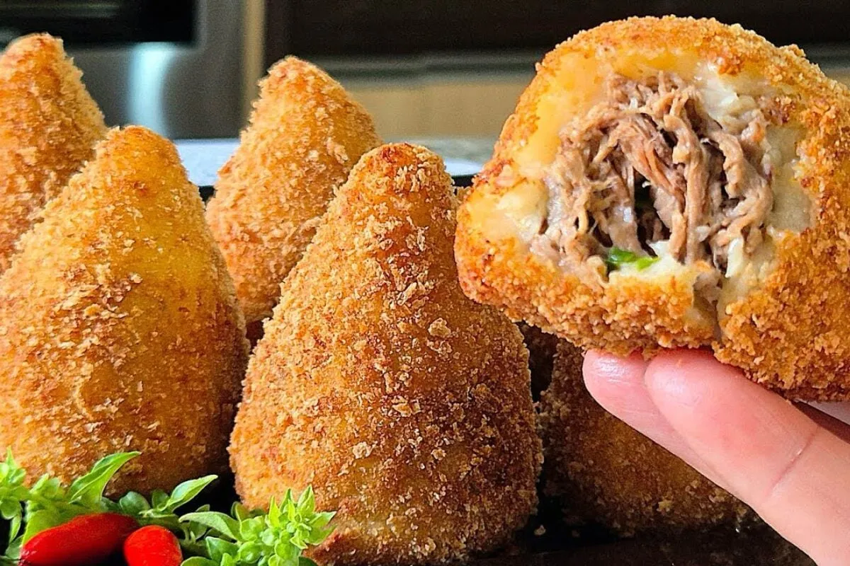 Coxinha de costela cremosa e crocante: massa perfeitinha e recheio que derrete na boca