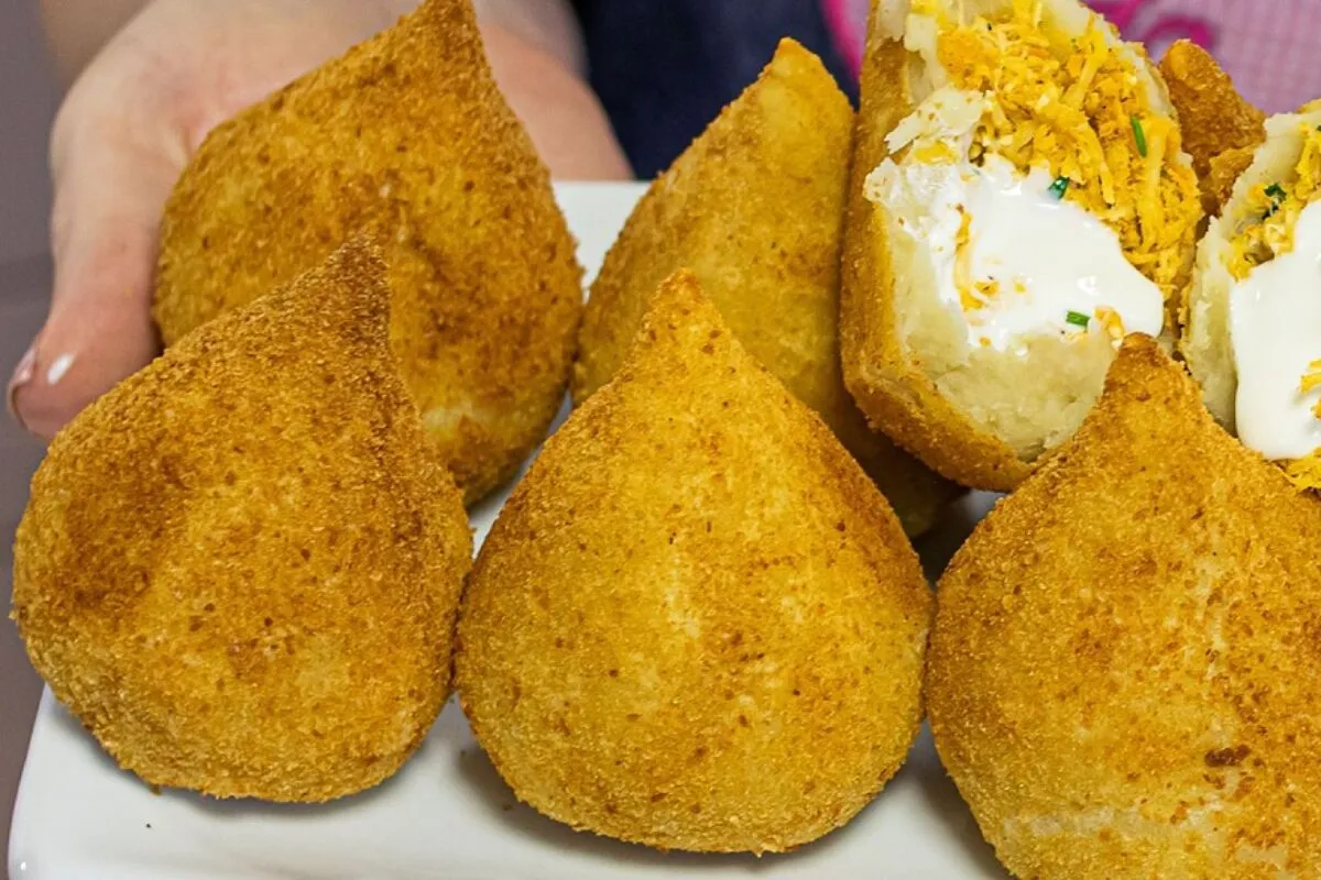 Coxinha de frango com requeijão: veja como fazer uma coxinha sequinha por fora e muito cremosa por dentro