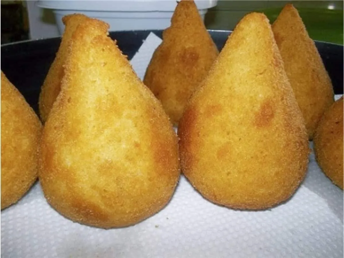 Coxinha de frango de liquidificador fácil e rápida para o lanche de hoje