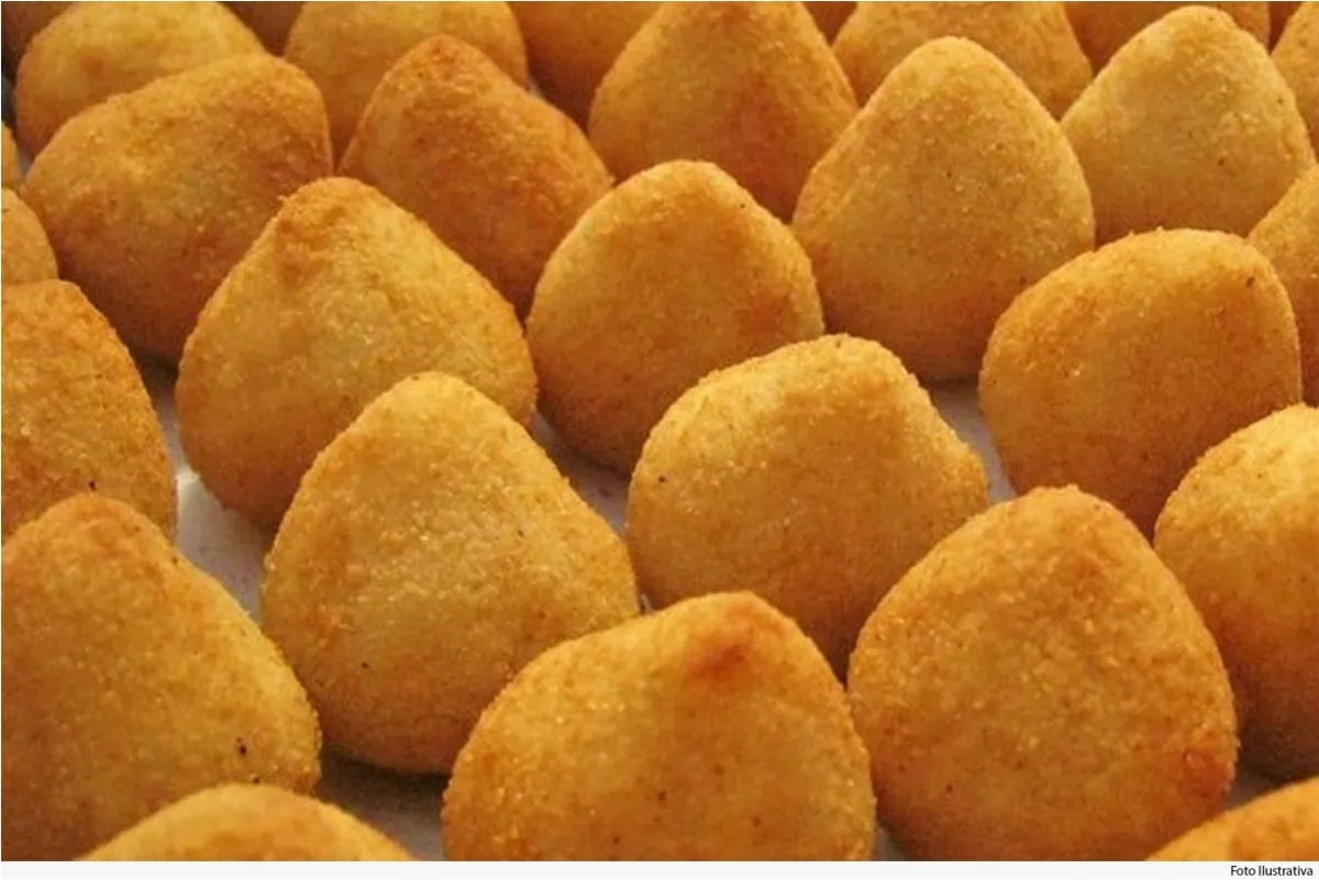 Coxinha de frango deliciosa de dar água na boca que é fácil rápida e econômica