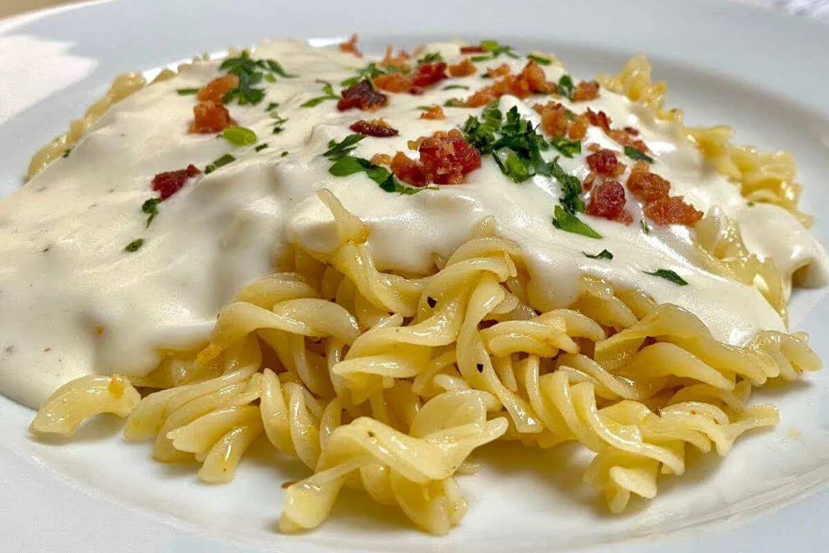 Cozinheira famosa ensina a preparar um macarrão ao molho bechamel maravilhoso