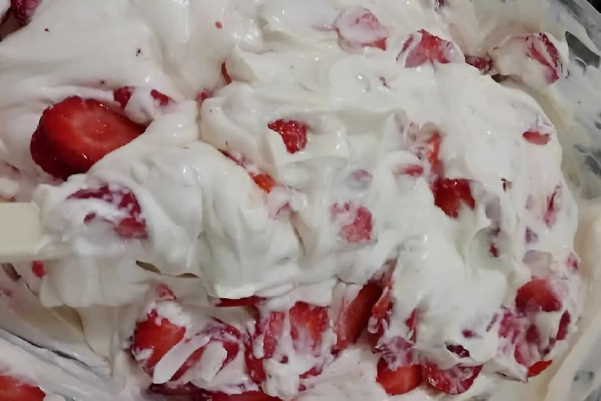 Creme belga com morangos delicioso como sobremesa ou recheio de bolo