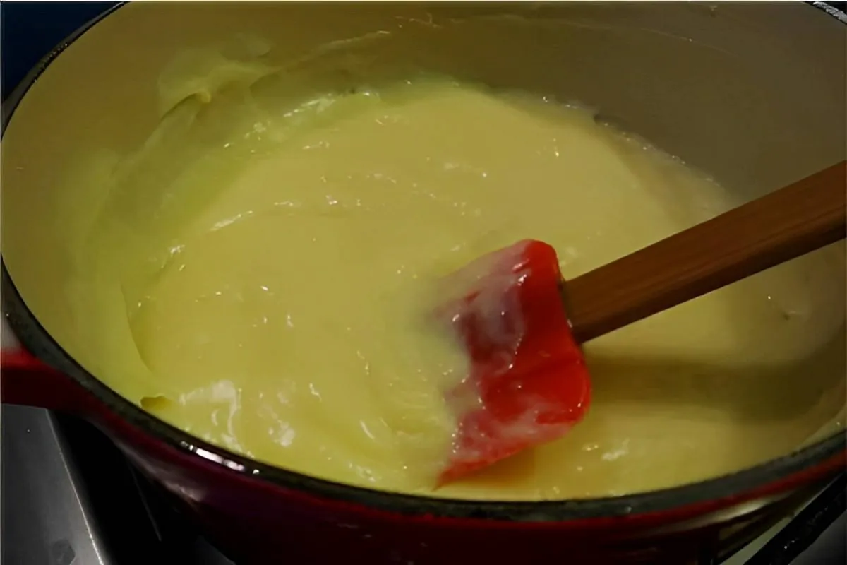 Creme belga para rechear bolos e tortas ou para servir como sobremesa