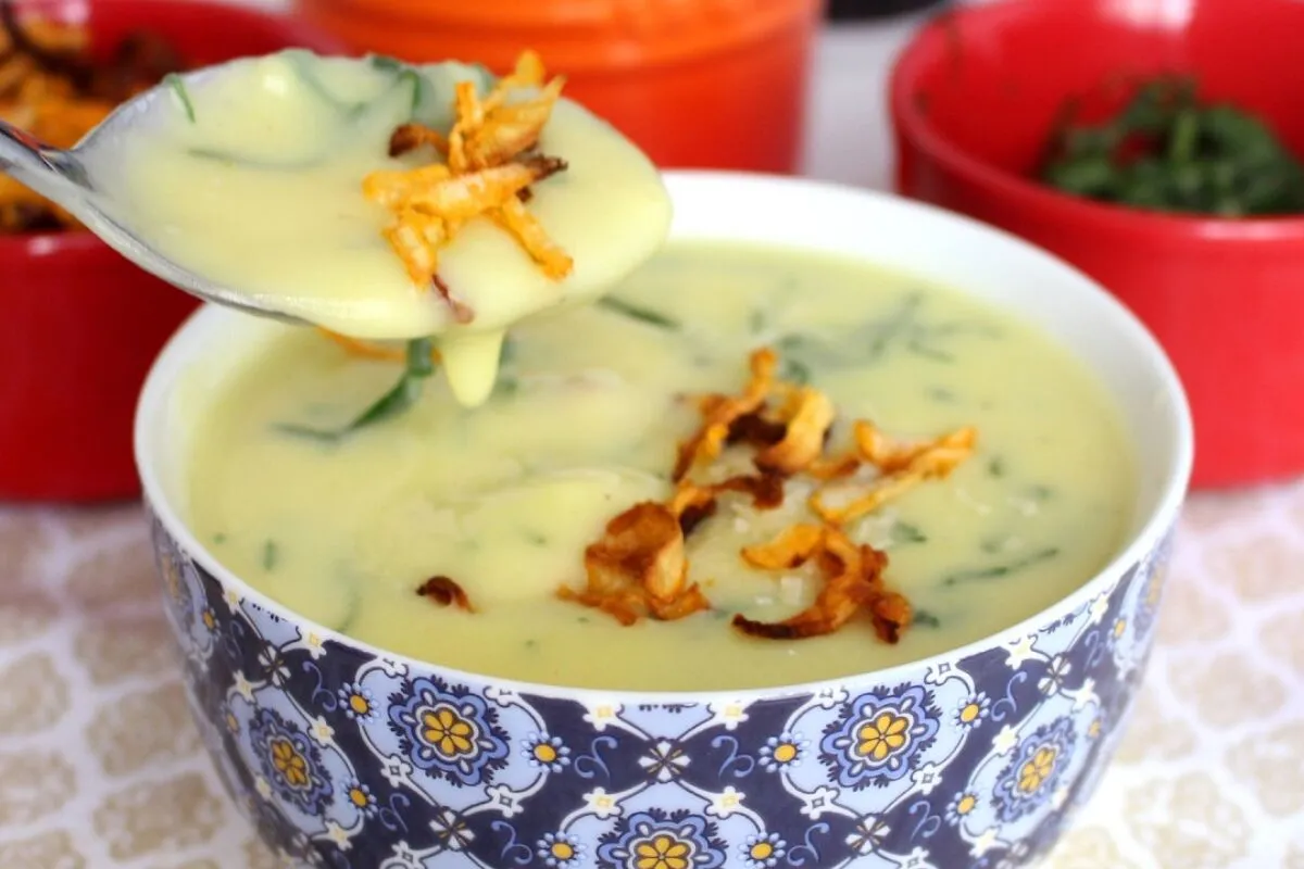 Creme de mandioquinha com couve, uma opção de sopa nutritiva e muito saborosa