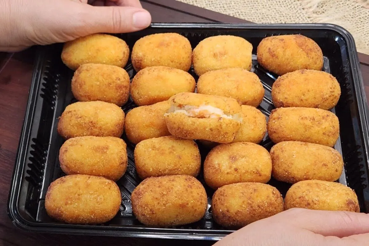 Croquete de camarão crocante por fora e cheio de sabor por dentro para servir como petisco