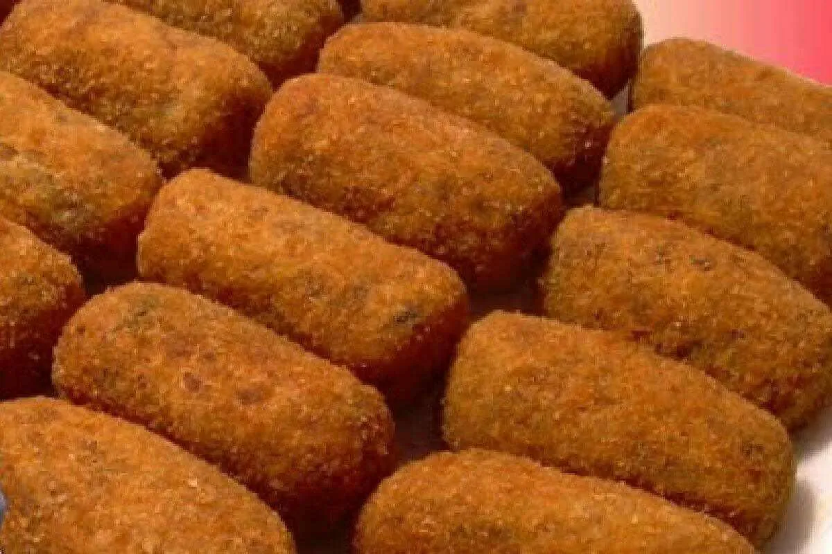 Croquete de carne moída com casquinha crocante gostoso igual porção de lanchonete