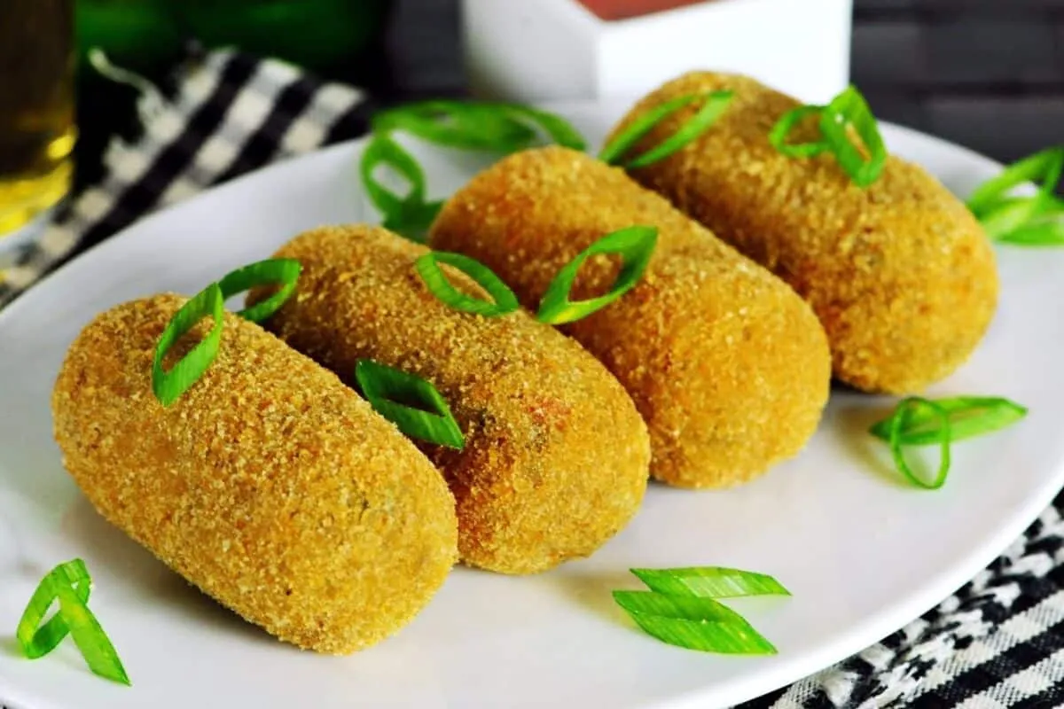 Croquete de carne moída com casquinha crocante igual porção de lanchonete