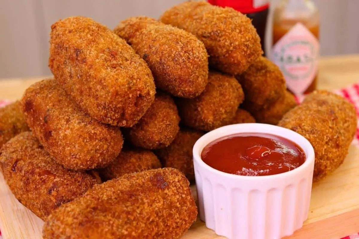 Croquete de carne moída sequinho e crocante igual porção de lanchonete