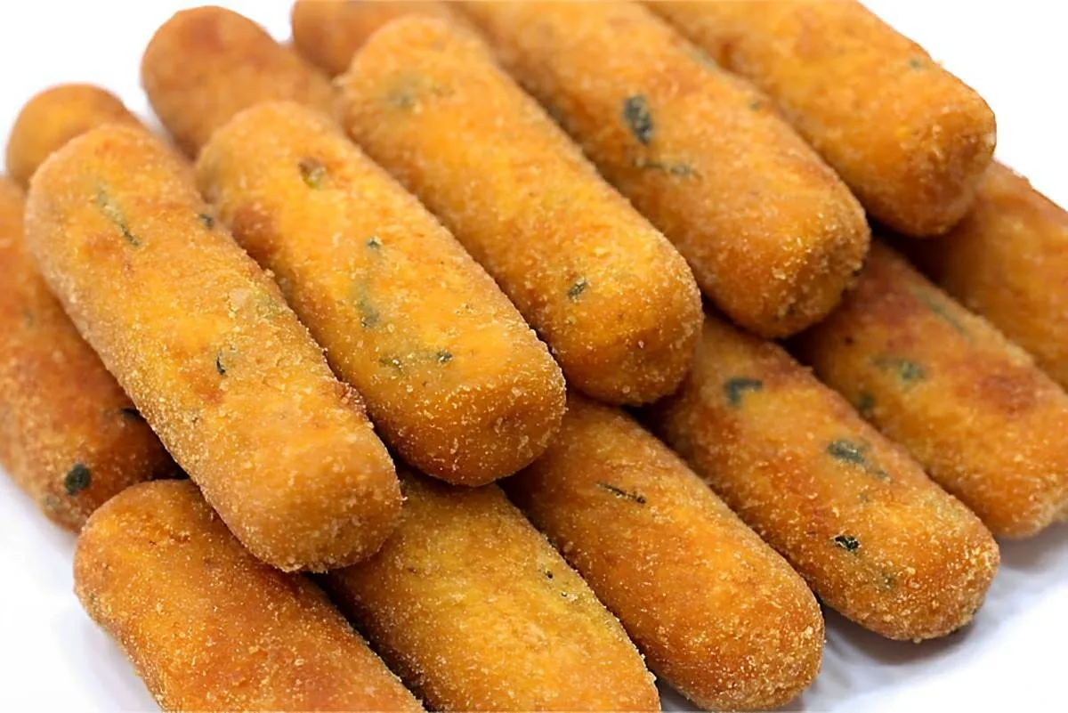Croquete de frango um salgado que é puro recheio para servir no lanche e na festinha