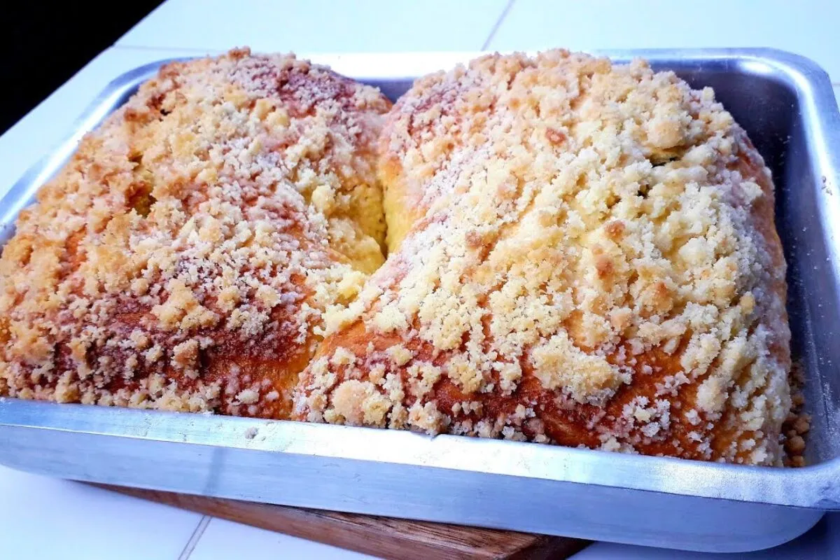 Cuca colonial do sul fofinha, com massa leve e sabor que lembra casa de vó