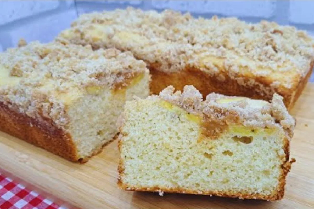 Cuca de banana com doce de leite, fofinha e com farofinha crocante