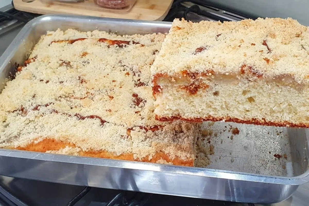 Cuca de doce de leite com banana e farofa crocante para um lanche da tarde irresistível